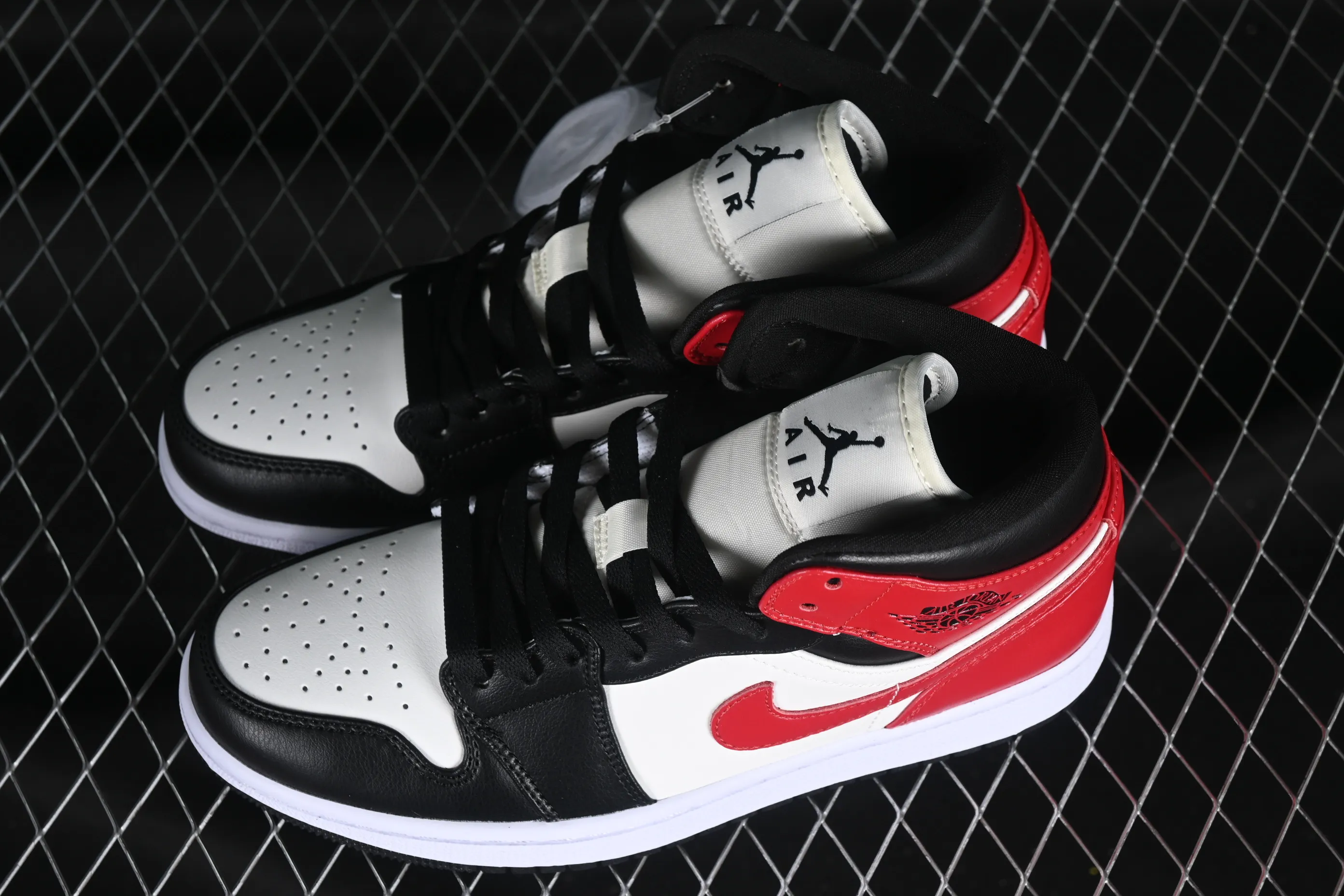 All categories Air Jordan Jordan series basketball shoes Air Jordan 1 Mid Air Jordan 1 Mid "Black Toe" AJ1 Joe 1 white black red Zhongbang basketball shoes BQ6472-160